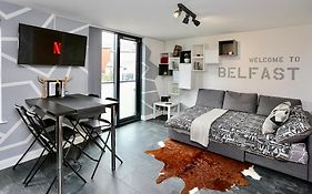 Neat City Apartment - Secure Parking - Wifi - Sleeps 4 - No Parties